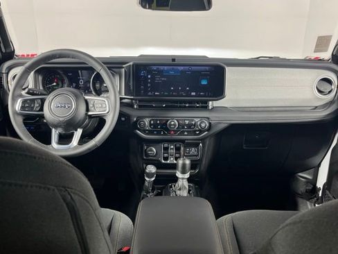 Used 2025 Jeep Wrangler Unlimited Sahara image 12