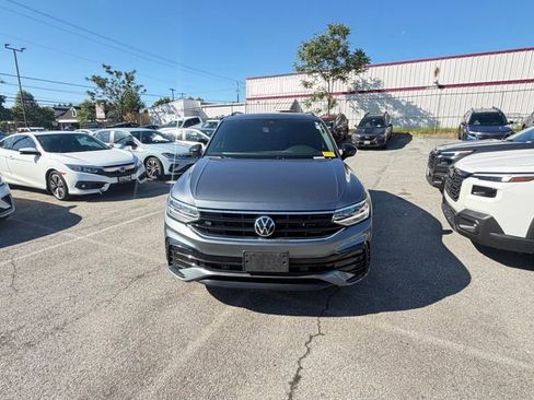 Used 2023 Volkswagen Tiguan SE R-Line FWD image 2