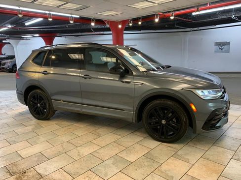 Used 2022 Volkswagen Tiguan SE R-Line image 9