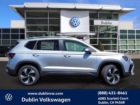 New 2025 Volkswagen Taos SE image 3