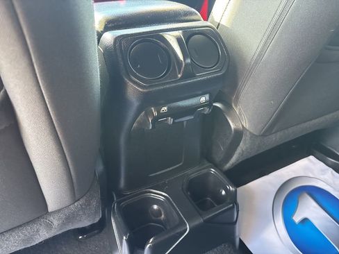 Used 2018 Jeep Wrangler Unlimited Sport S image 31