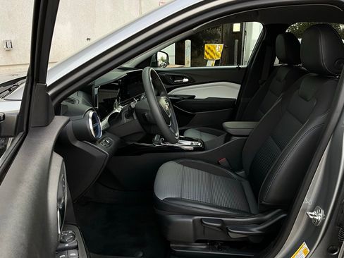 Used 2025 Chevrolet Trax LT image 10