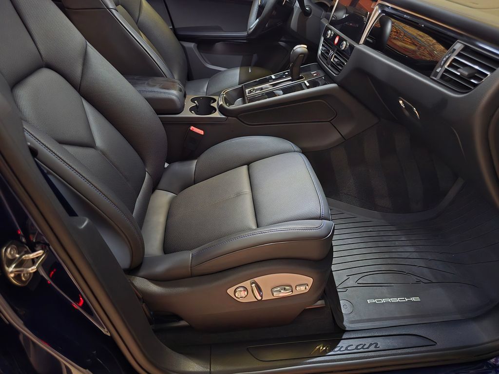 Certified 2026 Porsche Macan AWD/4WD image 18