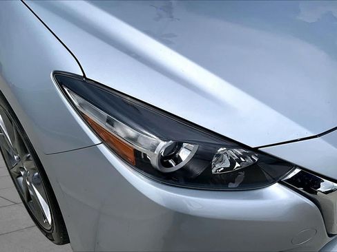 Used 2018 MAZDA MAZDA3 Touring FWD image 25