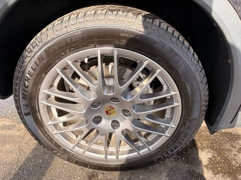 Used 2015 Porsche Cayenne S image 40