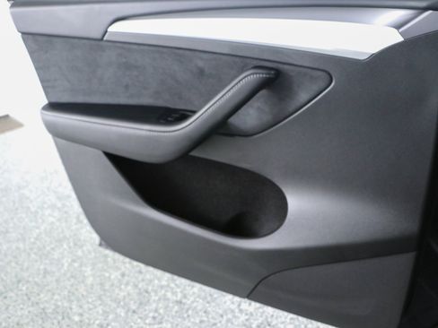 Used 2024 Tesla Model Y Long Range RWD image 19