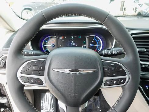 Used 2024 Chrysler Pacifica Select image 12