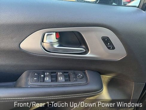 Used 2022 Chrysler Pacifica Touring-L w/ Uconnect Theater Family Group image 26