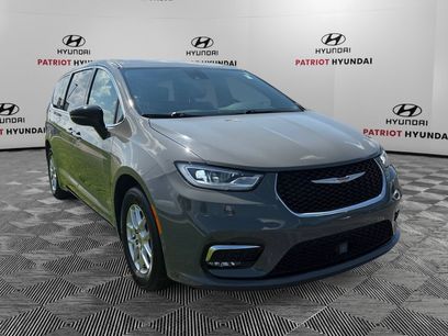 Used 2025 Chrysler Pacifica Select