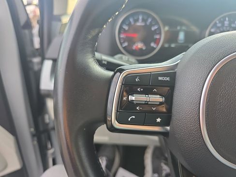 Used 2023 Kia Carnival LX image 22