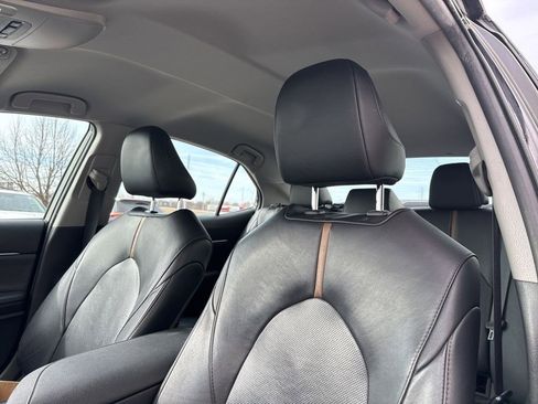 Used 2020 Toyota Camry XLE image 9