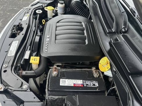 Used 2016 Chrysler Town & Country Touring-L w/ Driver Convenience Group FWD image 9