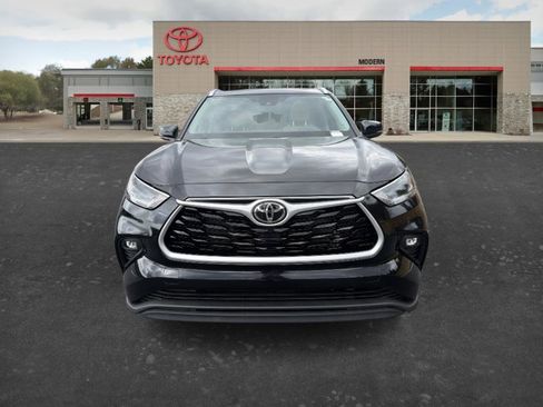 Used 2021 Toyota Highlander XLE image 2