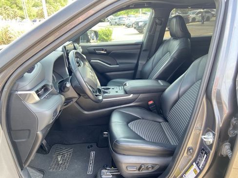 Used 2021 Toyota Highlander XSE FWD image 41