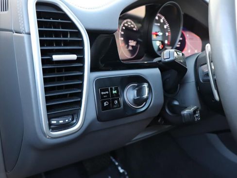 Used 2021 Porsche Cayenne image 38