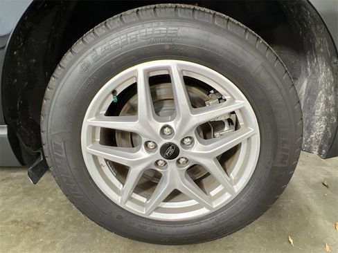 Used 2024 Ford Edge SEL image 18