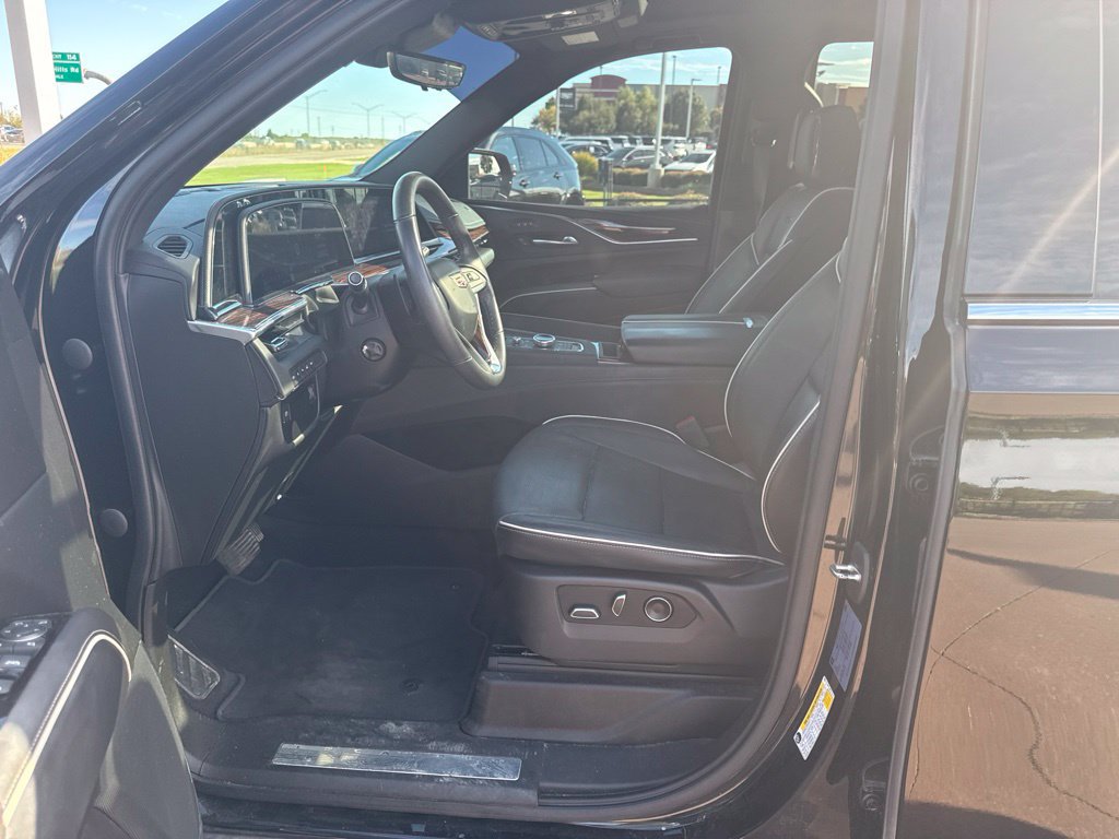 Used 2021 Cadillac Escalade Premium Luxury AWD/4WD image 11