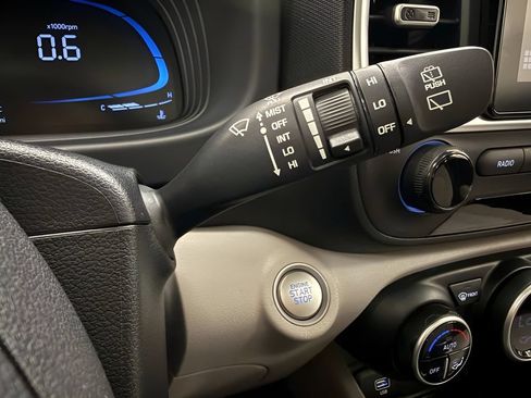 Used 2025 Hyundai Venue SEL FWD image 18