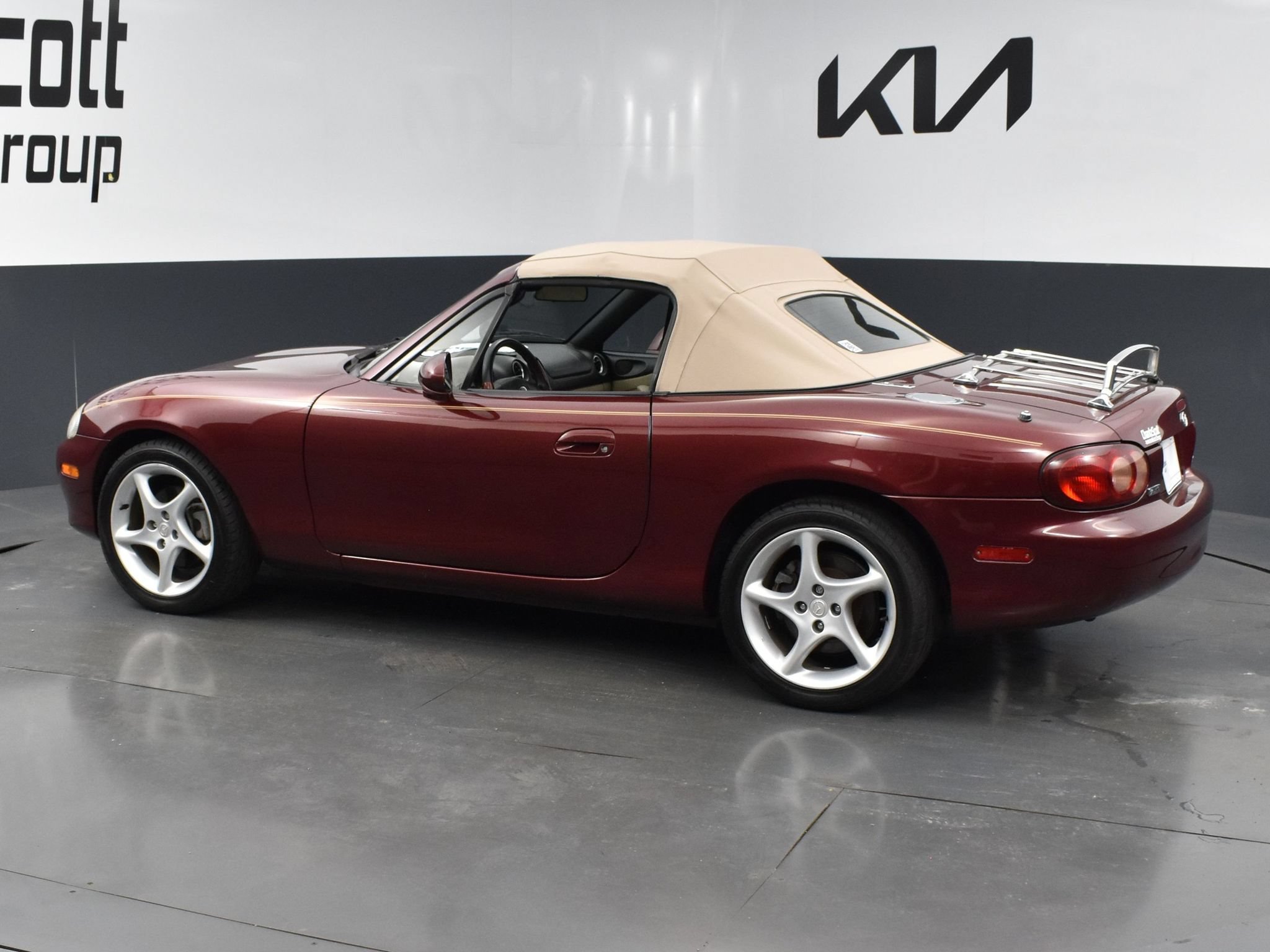 Used 2003 MAZDA MX-5 Miata RWD image 3