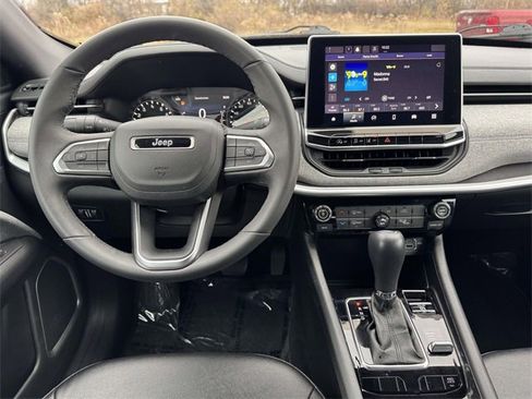 Used 2024 Jeep Compass Latitude image 2