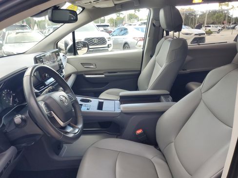 Used 2023 Toyota Sienna XLE image 17