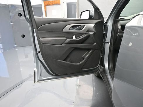Used 2023 Chevrolet Traverse LT FWD image 11