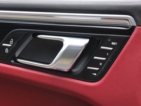 Used 2025 Porsche Macan image 18