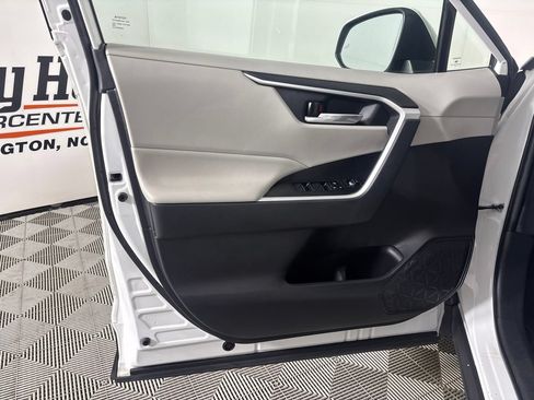 Used 2022 Toyota RAV4 XLE w/ Convenience Package AWD/4WD image 8