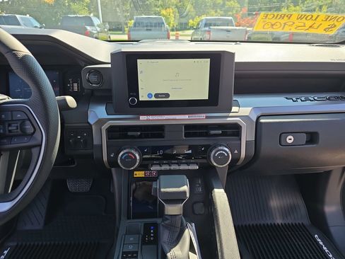 Used 2025 Toyota Tacoma SR5 AWD/4WD image 21