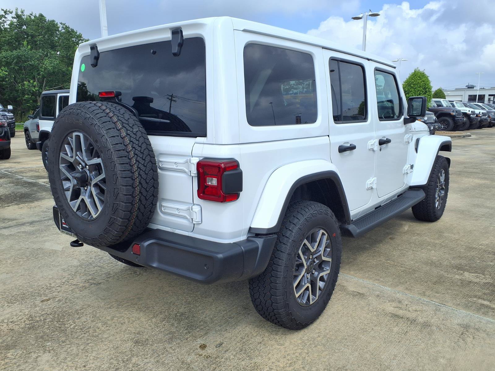 New 2026 Jeep Wrangler Unlimited Sahara AWD/4WD image 4