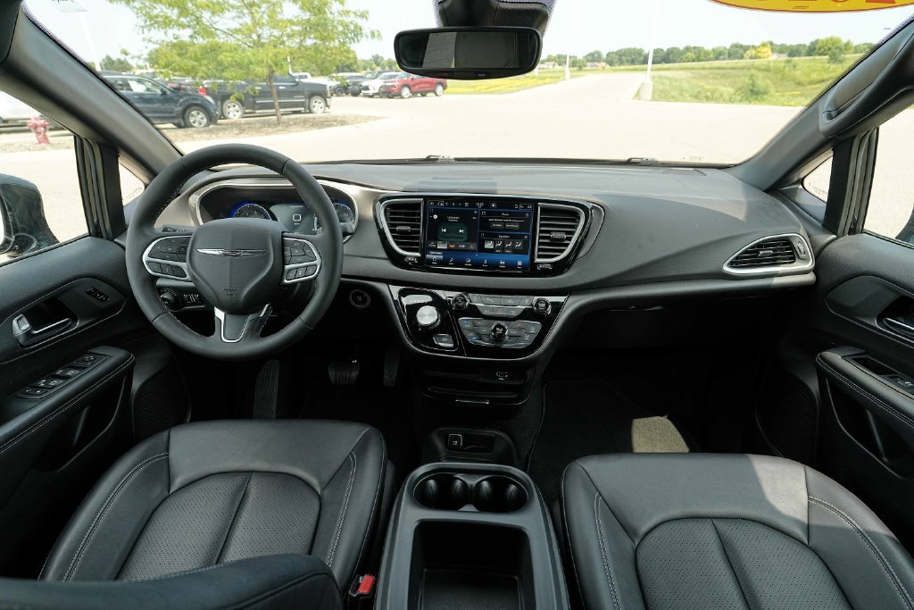 Used 2026 Chrysler Pacifica Select FWD image 28