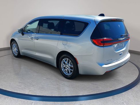 Used 2023 Chrysler Pacifica Touring-L image 7