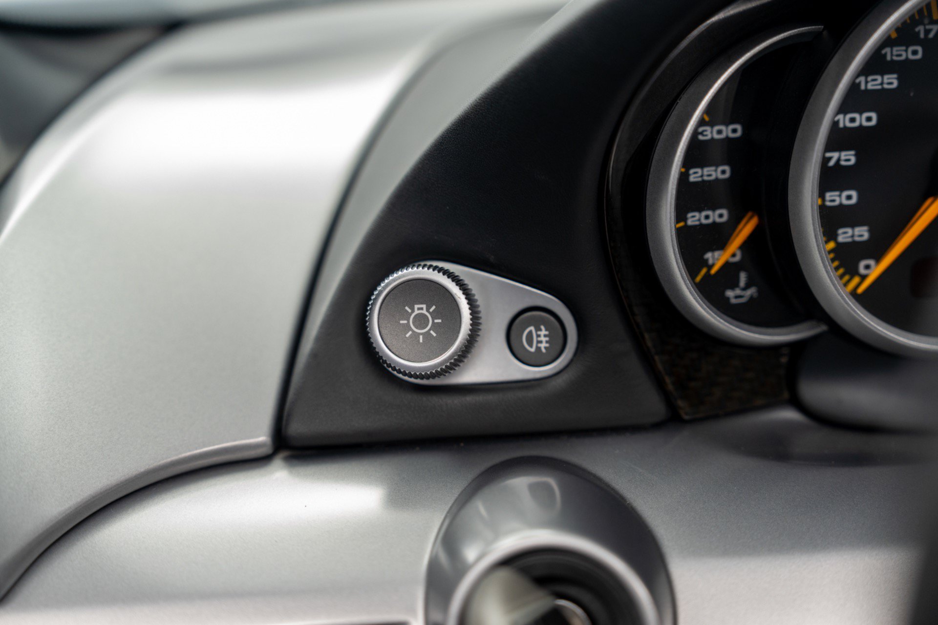 Used 2004 Porsche Carrera GT RWD image 34