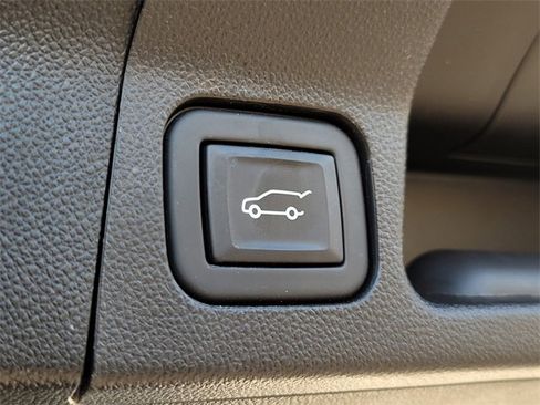 Used 2023 GMC Acadia SLT image 16