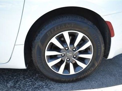 Used 2021 Chrysler Pacifica Touring-L FWD image 9