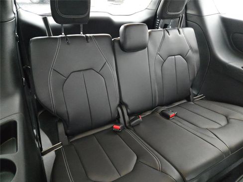 New 2026 Chrysler Pacifica Select image 11