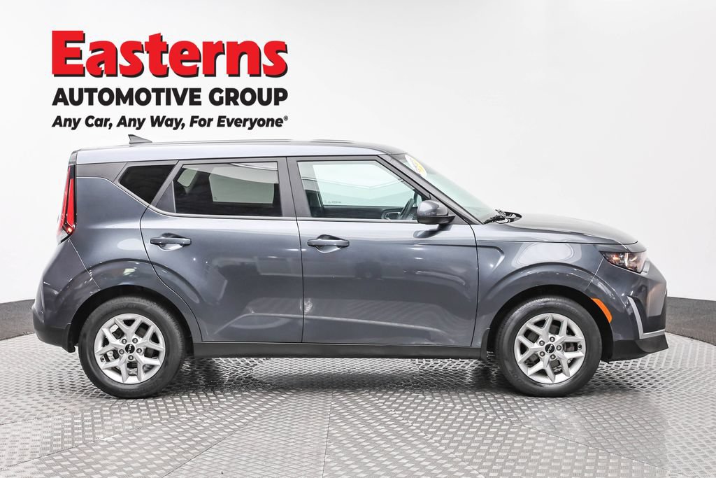 Used 2023 Kia Soul LX w/ LX Technology Package FWD image 5