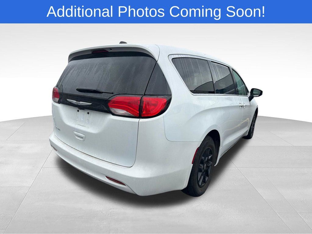 Used 2022 Chrysler Voyager LX FWD image 6