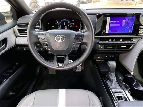 Used 2025 Toyota Camry SE image 6