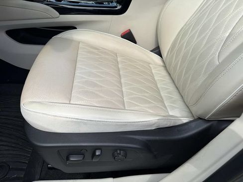 Used 2021 Buick Envision Avenir w/ Technology Package II FWD image 22