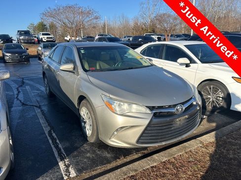 Used 2016 Toyota Camry LE image 1