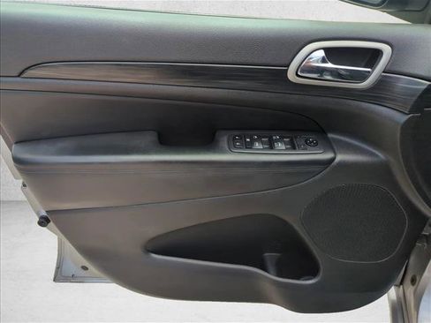 Used 2020 Jeep Grand Cherokee Altitude RWD image 11