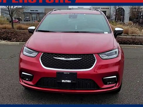 New 2026 Chrysler Pacifica Pinnacle w/ Trailer Tow Group AWD/4WD image 3