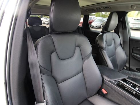 Used 2020 Volvo XC60 T5 Momentum image 19