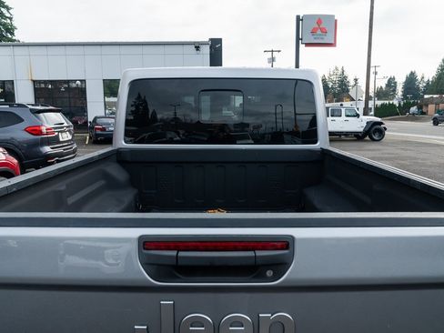 Used 2020 Jeep Gladiator Overland image 8