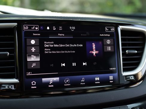 Used 2023 Chrysler Pacifica Touring-L FWD image 12