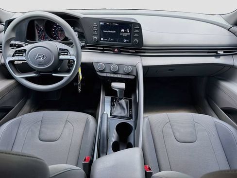 Used 2021 Hyundai Elantra SE FWD image 19