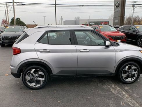 Used 2025 Hyundai Venue SEL image 6