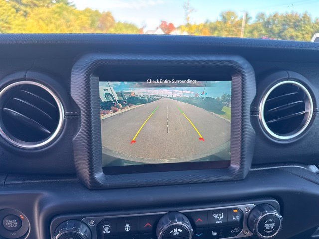 Used 2022 Jeep Wrangler Unlimited Sahara w/ Cold Weather Group AWD/4WD image 31