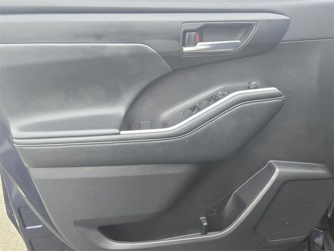 Used 2023 Toyota Highlander XLE image 16